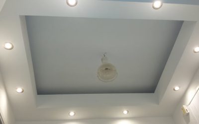 Faux plafond en îlot central avec spots encastrés