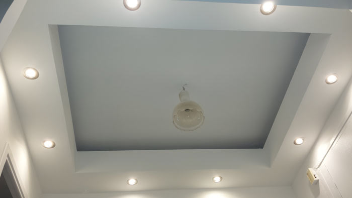 Faux plafond en îlot central avec spots encastrés